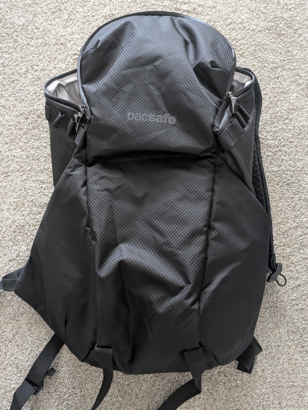 Pacsafe Venturesafe X 24L Anti-Theft Backpack Slash-Resistant Carry-On black